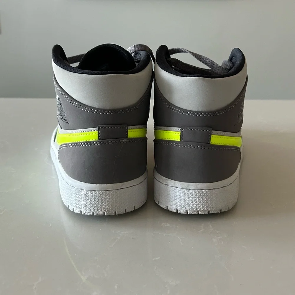 NIKE Air Jordan 1 Mid 'Gunsmoke Volt' - Picture 9 of 12